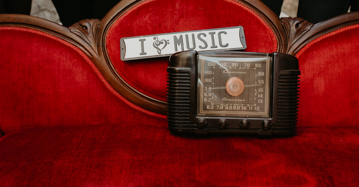 Image of a radio sign that says "I heart music"